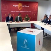El consejero Marcos Ortuño (c), ayer, durante la reunión que mantuvo con los alcaldes.