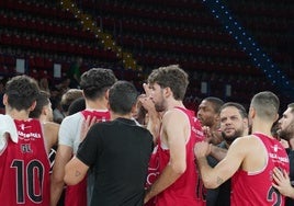 Jugadores y cuerpo técnico del Cebé Cartagena hacen una 'piña' antes de la victoria del pasado domingo en el pabellón San Pablo de Sevilla, frente al Betis.