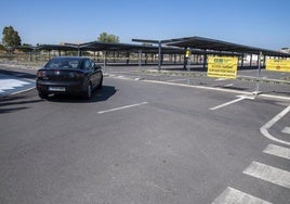 Un coche circula frente a la valla que delimita la zona de obras del nuevo disuasorio que el Ayuntamiento levanta junto al centro comercial La Rambla.