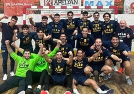 Los jugadores del UCAM Murcia celebran su permanencia en la categoría.