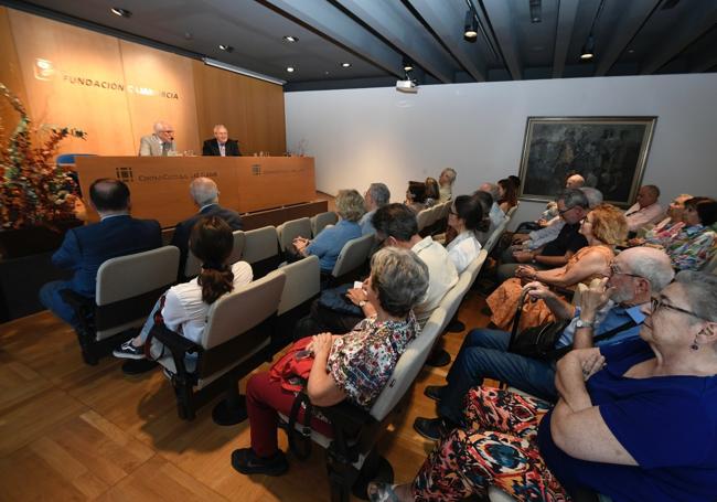 El público pudo trasladar sus preguntas a Luis Mateo Díez durante el encuentro de ayer.