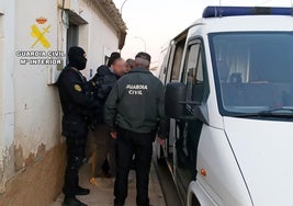 Los agentes de la Guardia Civil, con uno de los detenidos.