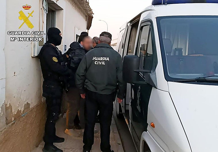 Los agentes de la Guardia Civil, con uno de los detenidos.