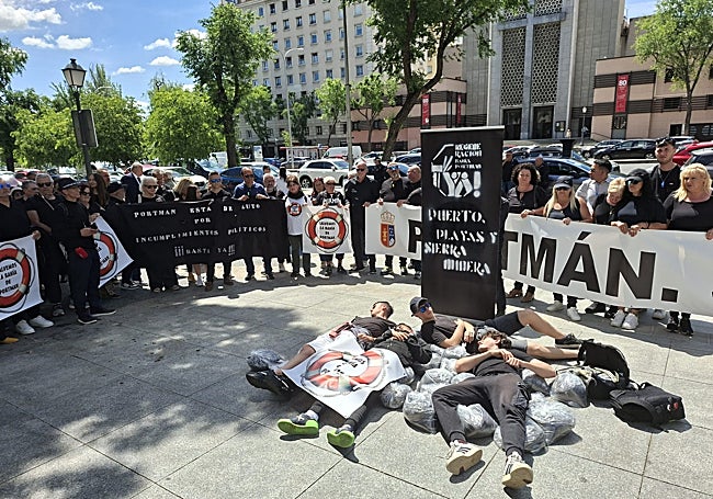 Performance realizada por los vecinos de Portmán frente a la sede de Transición Ecológica.