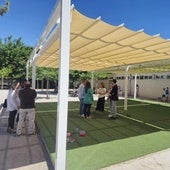 El toldo instalado en el CEIP La Arboleda en Santiago y Zaraíche.