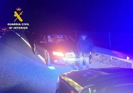 El conductor, junto a su vehículo, tras ser interceptado por los agentes.