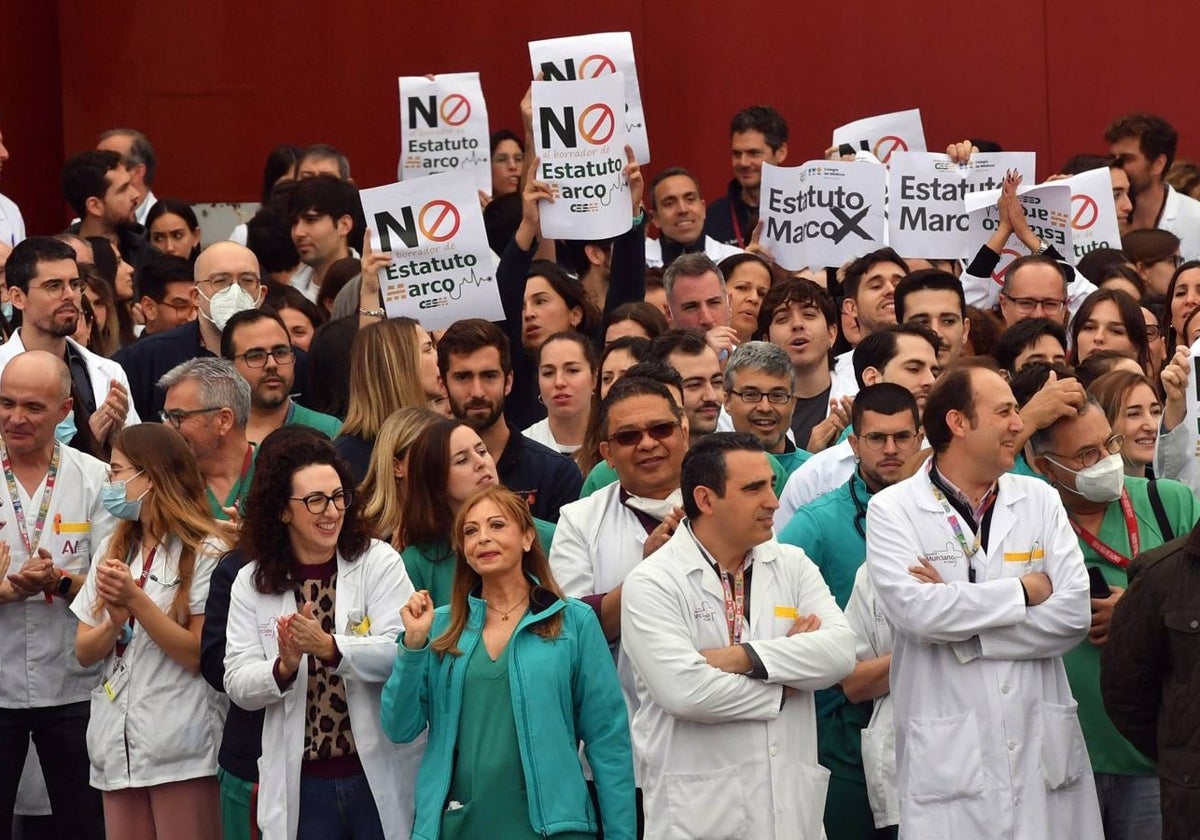 Concentración contra el borrador del Estatuto Marco en La Arrixaca, el pasado mes de febrero.
