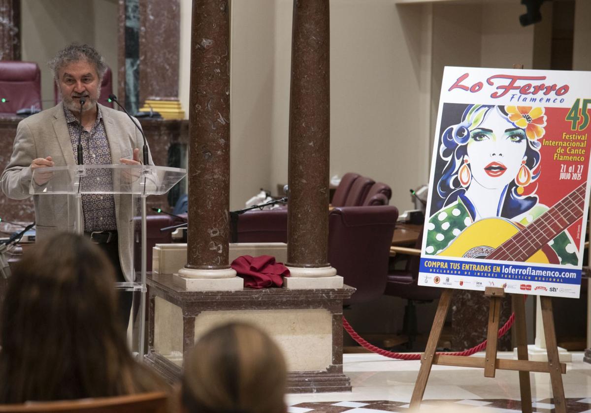 El artista Javier Lorente presenta el cartel anunciador del XLV Festival de Lo Ferro en la Asamblea Regional este miércoles.
