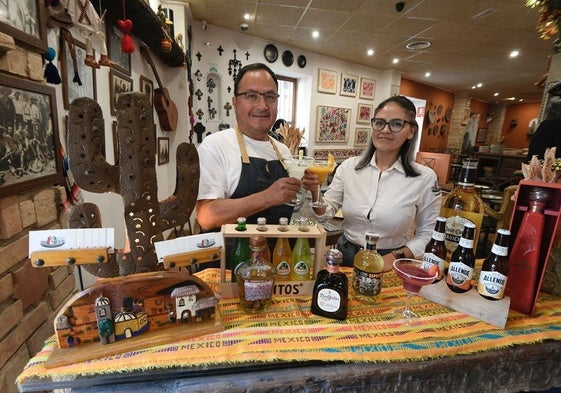 Genaro Rodríguez y su hija María Fernanda brindan con unos margaritas en la entrada del restaurante, ayer a mediodía.
