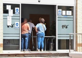 Varias personas en los accesos a una oficina de empleo de Murcia, en una imagen de archivo.