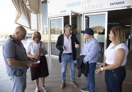 Los vecinos de Pozo Estrecho, Las Lomas y La Palma con el vocal de Sanidad, antes de la reunión.