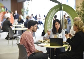 Reuniones entre empresas, centros de investigacion e investigadores durante el evento.
