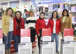 Representantes de Electro Hiper con los humidificadores donados.