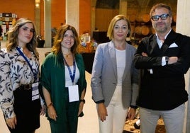 Seve González (2ª dcha.), alcaldesa de Jumilla, junto a Sergio Montes, Conchi Lucas y Sara Pedro, equipo de ENAE Business School.