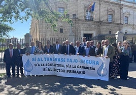 Concentración de los regantes del Trasvase, este miércoles, frente al Parlamento de Andalucía.