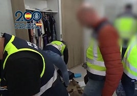 Un momento del registro en uno de los locales.