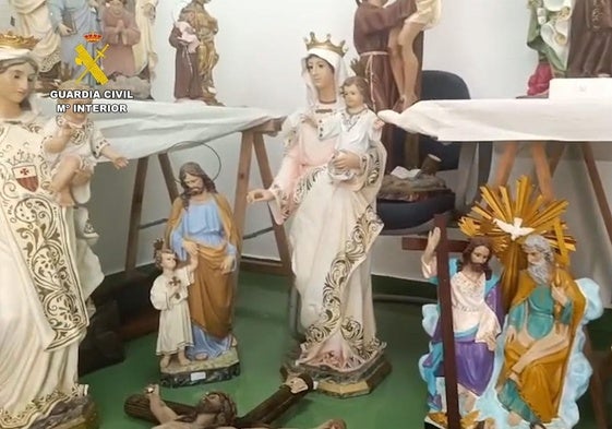 Algunas de las imágenes sacras recuperadas.
