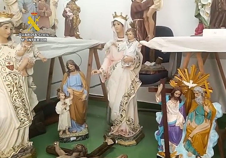 Algunas de las imágenes sacras recuperadas.