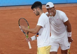 Carlos Alcaraz y Rafa Nadal, durante un entrenamiento en los JJ OO de París.