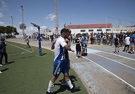 Diego Ruiz, consolado por un aficionado tras perder al ascenso.