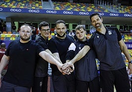 Pau Castelltort, Daniel Berruezo, Fede Müller, Marcos Hernández y Carlos Gracia celebran la clasificación para la fase de ascenso del Cebé Cartagena.