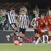 Sergio Guerrero, en primer término, despeja el balón en el partido ante el Racing de Santander.