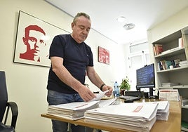 Santiago Navarro revisa documentos, ayer, en su despacho.