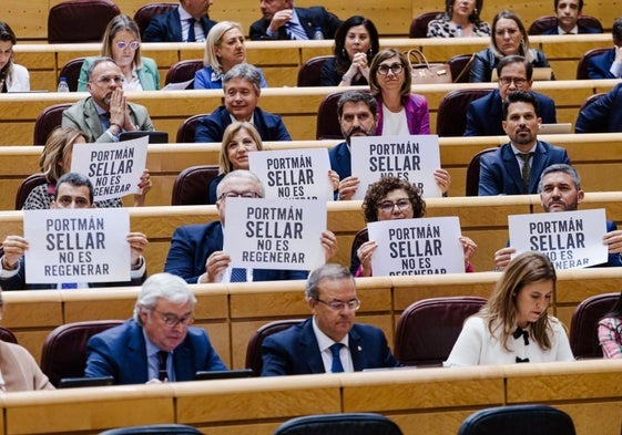 Senadores del PP muestran carteles de Portmán en el Pleno del martes.