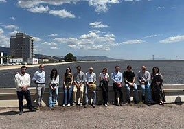 Responsables del proyecto, de la Comisión Europea y de la Comunidad de Regantes ante la balsa La Jeresa.