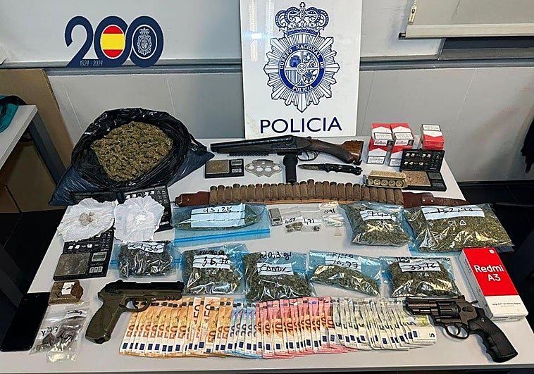 Las drogas, el dinero y las armas incautadas por los agentes.