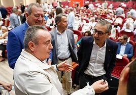 Santiago Navarro, en primer término, antes de comenzar el congreso.