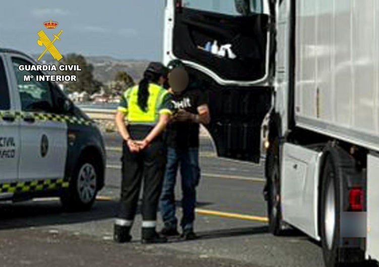 Un agente de la Guardia Civil hablando con el camionero.