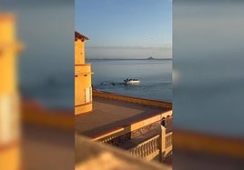 La patera, este jueves, llegando a la playa de Levante.