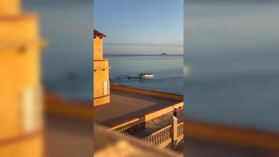 La patera, este jueves, llegando a la playa de Levante.