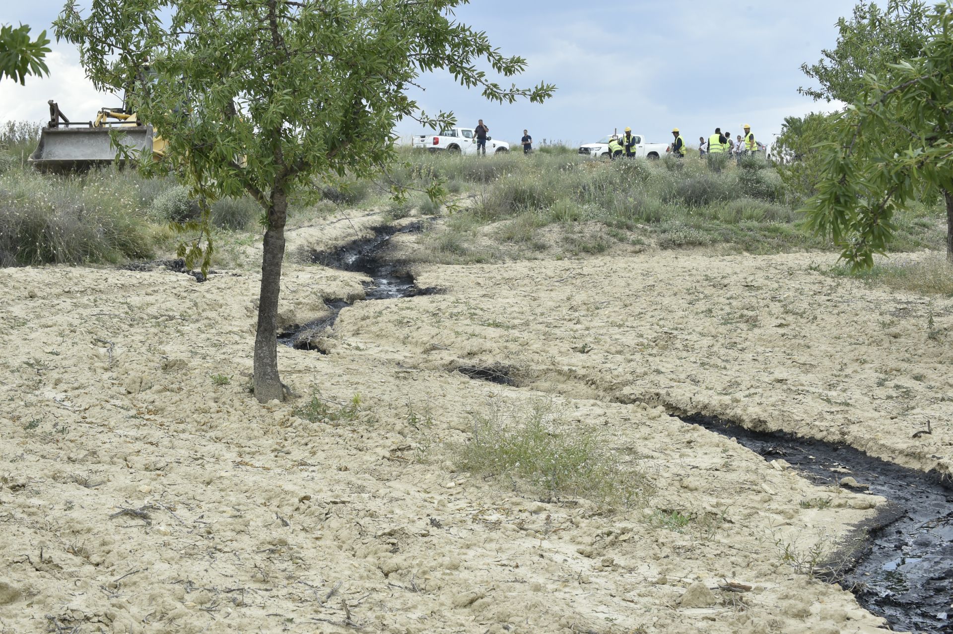 Las imágenes del vertido de petróleo en una finca de Calasparra
