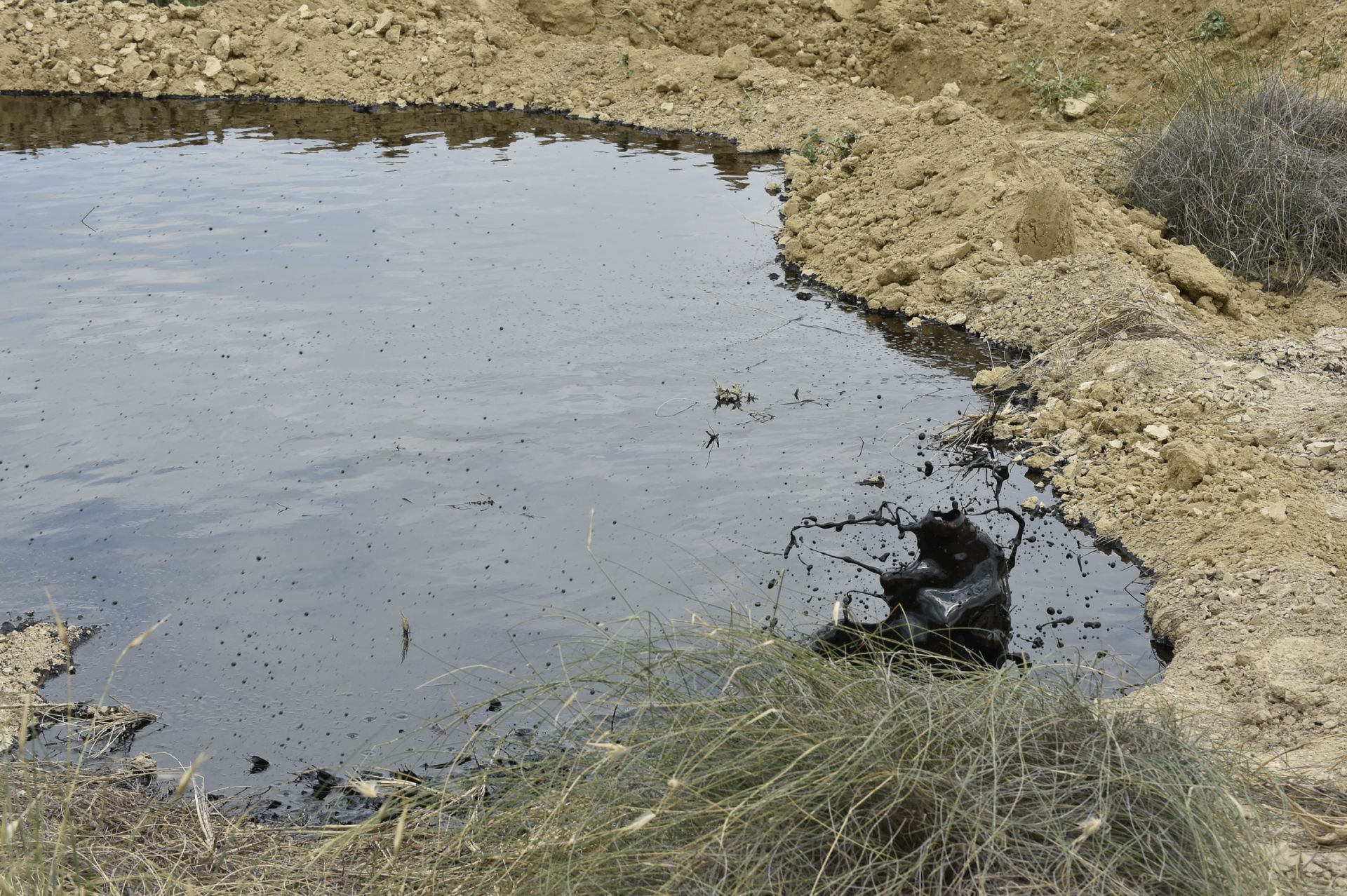 Las imágenes del vertido de petróleo en una finca de Calasparra