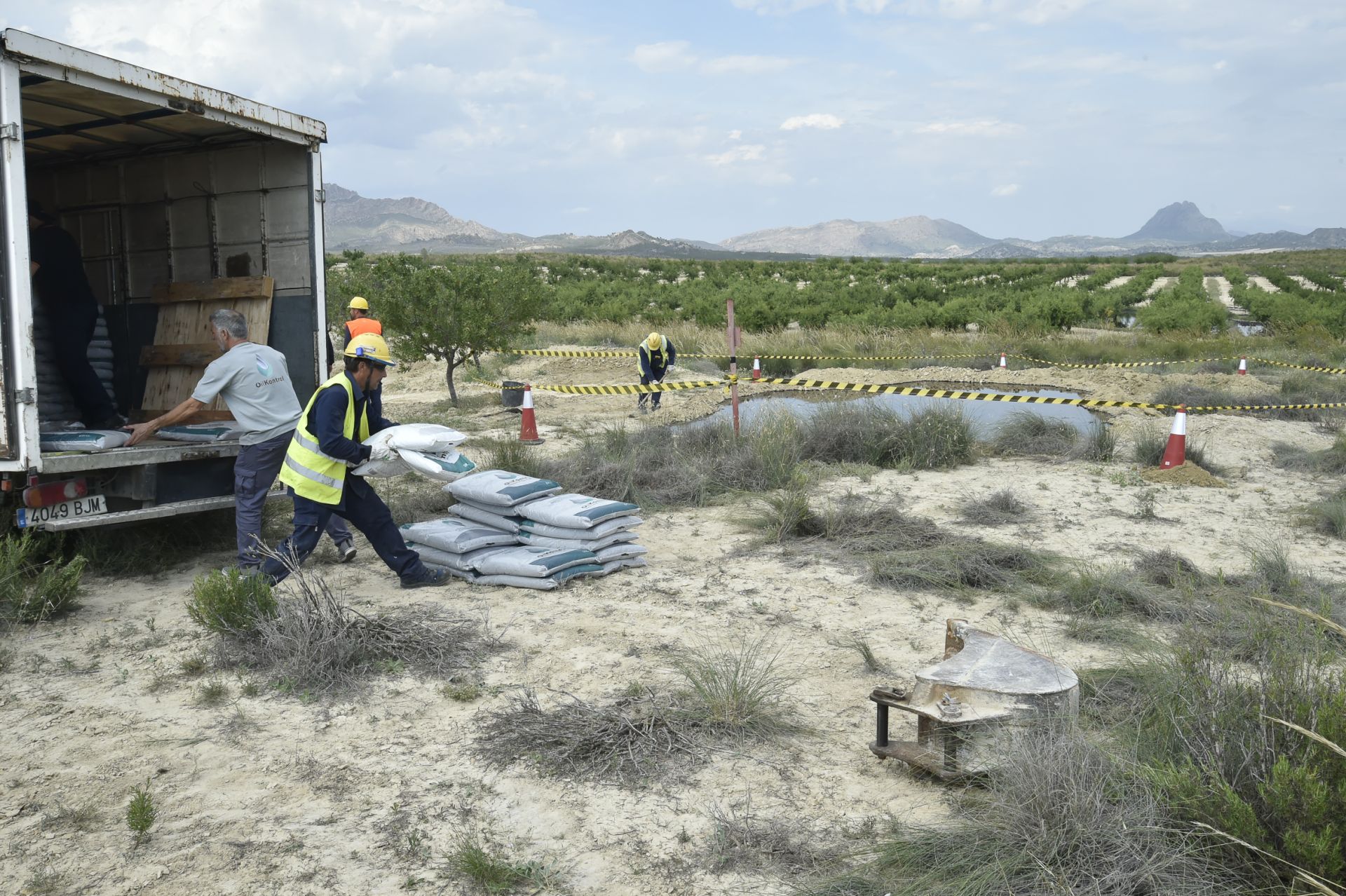 Las imágenes del vertido de petróleo en una finca de Calasparra