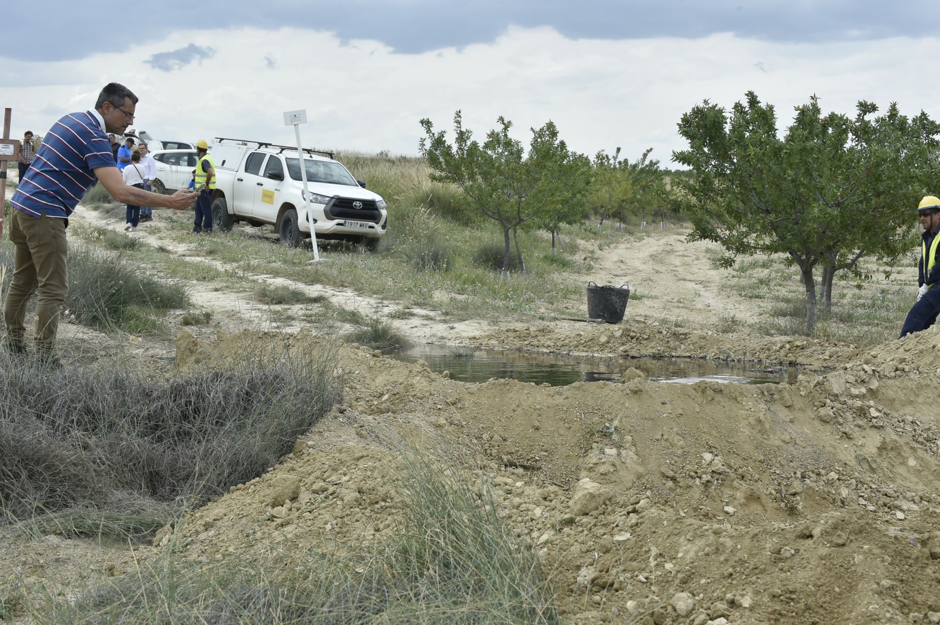 Las imágenes del vertido de petróleo en una finca de Calasparra