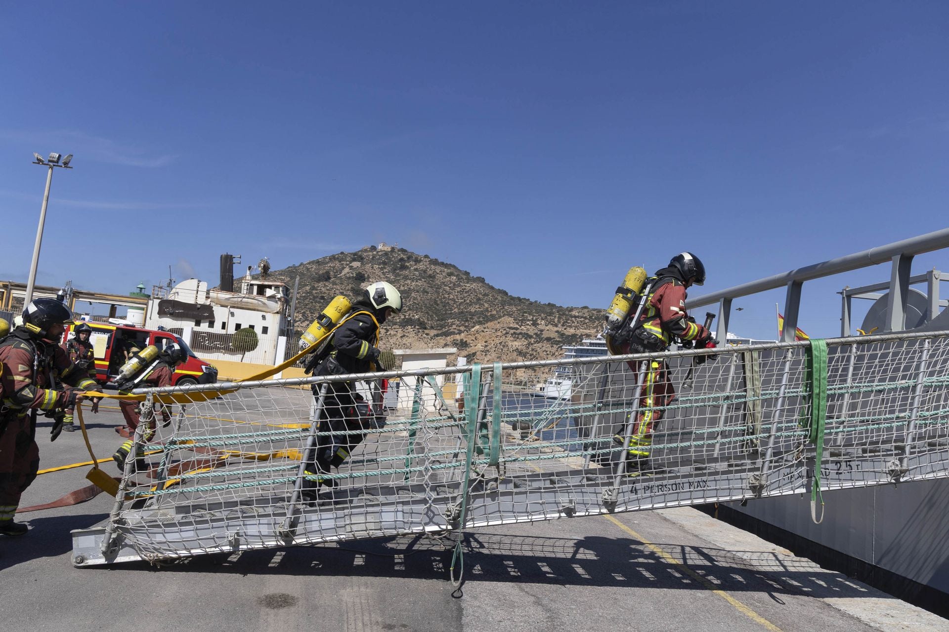 Militares y agencias civiles se adiestran en La Curra para una catástrofe
