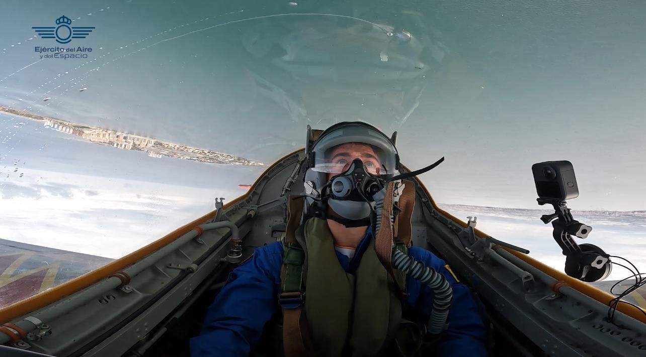 Vuelo de Pedro Acosta en un C-101 de la Patrulla Águila