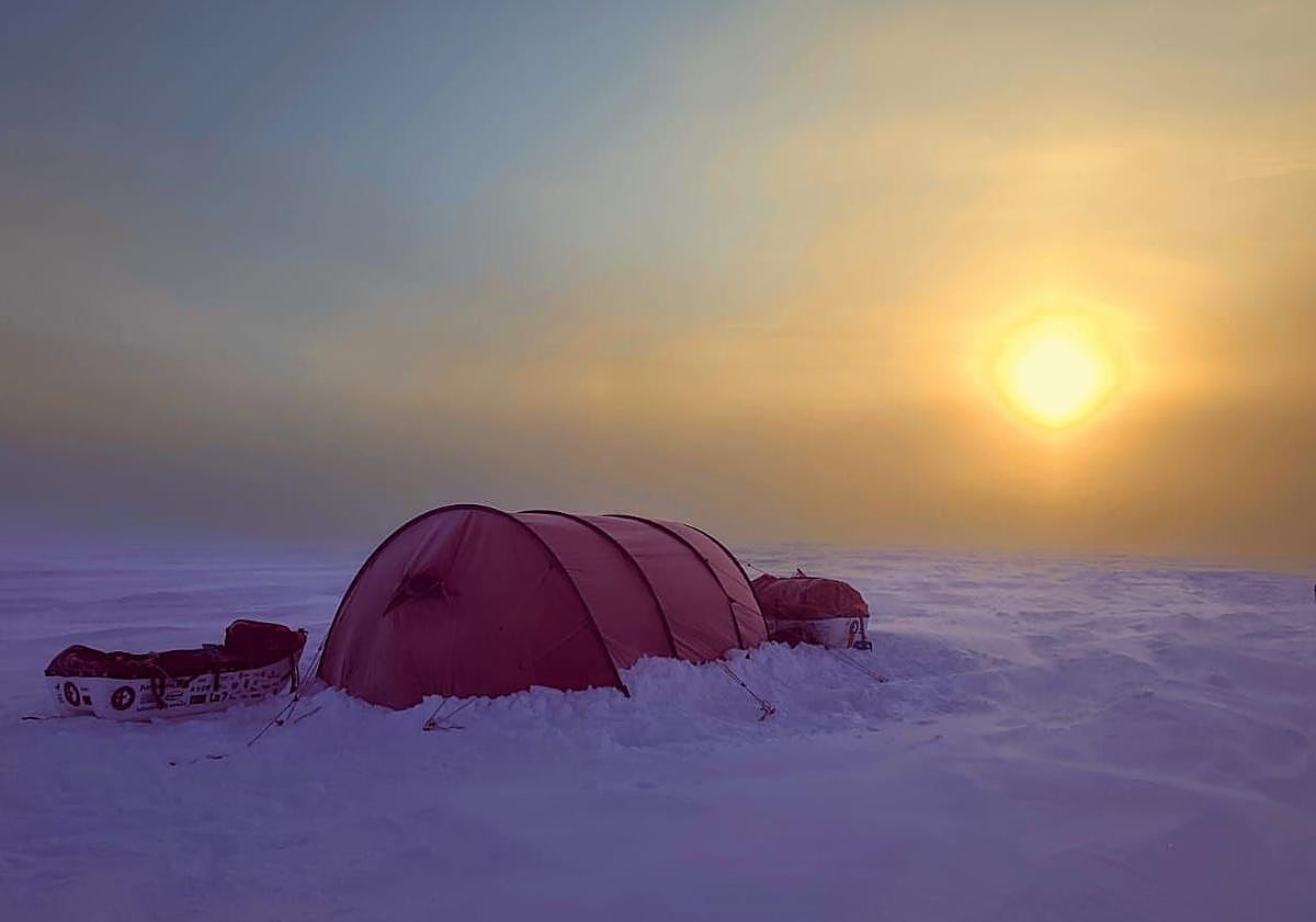Imagen principal - El santomerano Quitín Mira conquista las heladas aguas del Ártico