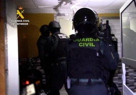 Los agentes de la Guardia Civil, en uno de los registros.