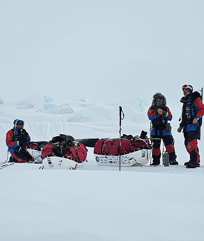 Imagen secundaria 2 - Los montañeros Quitín Mira, Sechu López y José Trejo al fondo, durante una de las 39 jornadas de la expedición 'Mar de Hielo'.