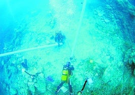 Buceadores aspiran arena en la excavación del yacimiento fenicio del Bajo la Campana.
