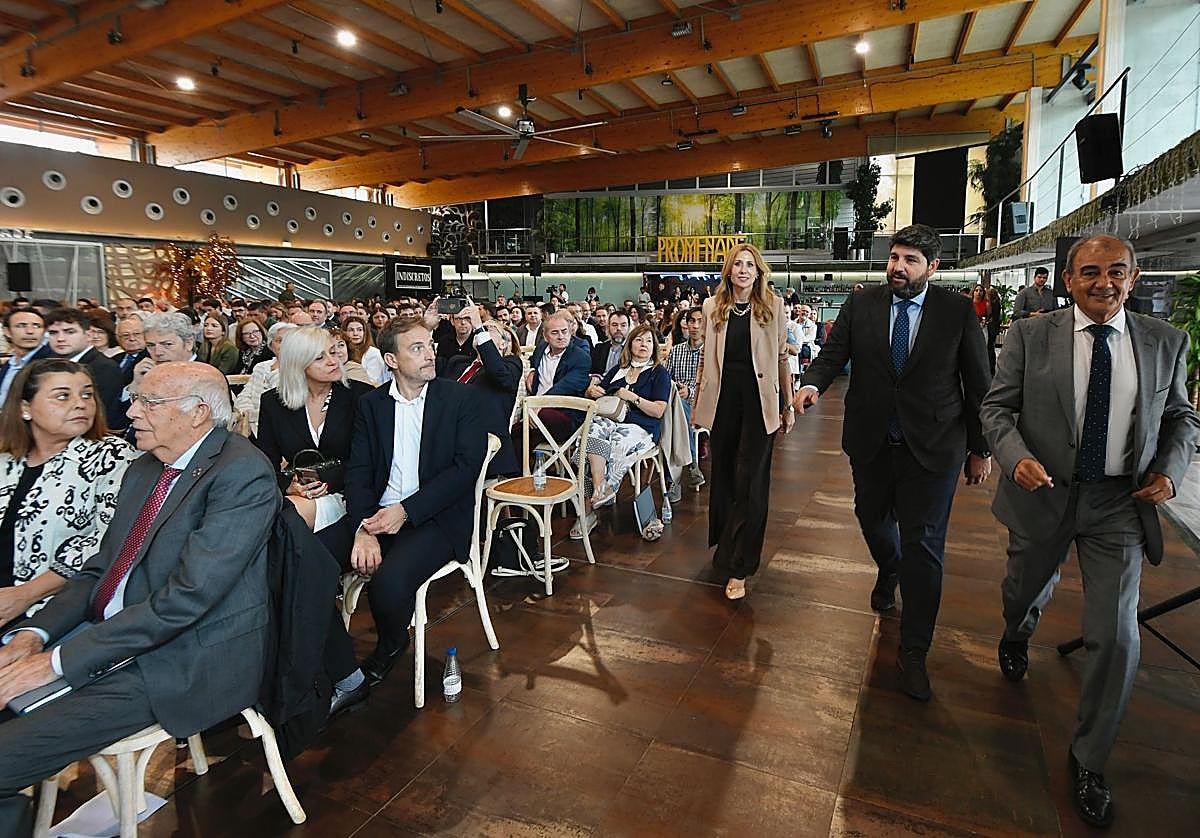 La consejera de Empresa acompaña al presidente López Miras y a Juan Antonio Pedreño, este viernes, para la clausura de la asamblea de Ucomur.