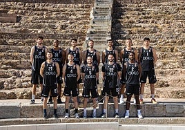 Los jugadores del Odilo posando para la foto oficial del club, el pasado martes en el Teatro Romano de Cartagena.