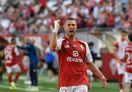 David Flakus, delantero del Real Murcia, celebra su gol en la victoria ante el Villarreal B por 1-0 en el estadio Enrique Roca.