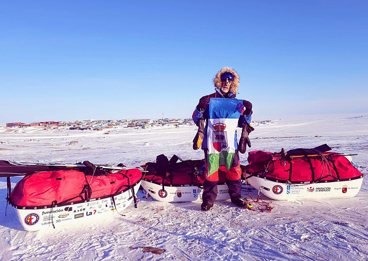 Imagen secundaria 1 - El santomerano Quitín Mira conquista las heladas aguas del Ártico