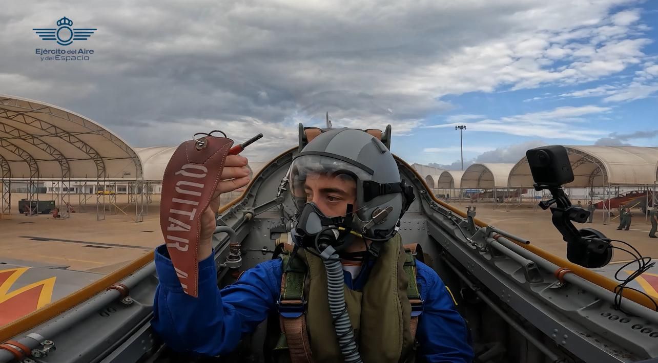 Vuelo de Pedro Acosta en un C-101 de la Patrulla Águila