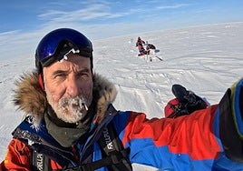 Quitín Mira, con Sechu López y José Trejo al fondo, durante una de las 39 jornadas de la expedición 'Mar de Hielo'.